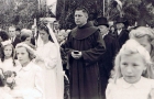 1950: Durante a primeira visita à Alemanha, como Frei, durante uma cerimônia de Primeira Comunhão