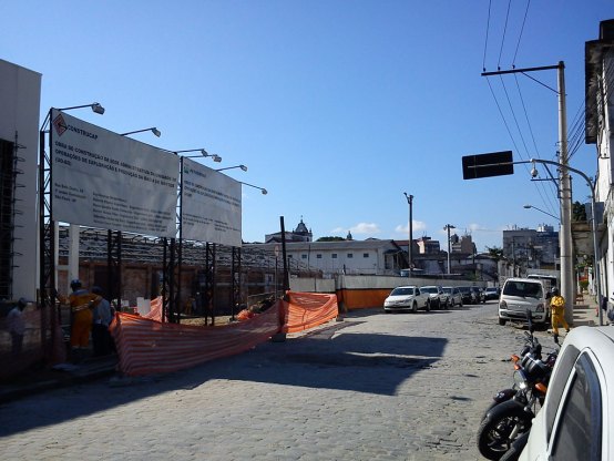 Junho/2014: Foto tirada desde a Rua Marquês de Herval. A Praça ficará entre o Santuário do Valongo (ao fundo, no meio) e a PETROBRAS (obra à esquerda, em primeiro plano).