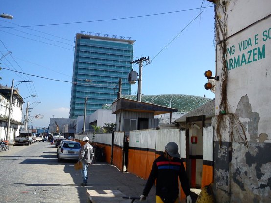 Junho/2014: Foto a partir da Rua Marquês de Herval. Local de acesso para a futura Praça, no portão entreaberto à direita.
