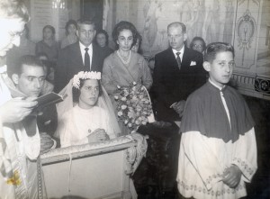 1960: Fr. Cosme, o cunhado Antônio, a irmã Lili e o coroinha Carlos Alberto