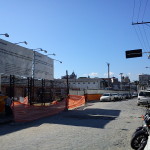 Junho/2014: Foto tirada desde a rua Marquês de Herval. A Praça ficará entre o Santuário do Valongo (ao fundo, no meio) e a PETROBRAS (obra à esquerda em primeiro plano).