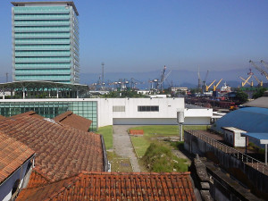Dezembro/2015: Foto tirada desde o campanário do Santuário. No fundo, à esquerda, a primeira torre da Petrobras. À direita, estrutura metálica azul a ser desmontada, para dar lugar à praça.