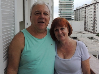 2014: Adelson e a esposa Cristina, na varanda de sua casa, em Santos.