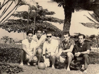 1965: Grupo de Congregados do Valongo em passeio pela orla de Santos. Alfredo é o 2.º da direita para a esquerda. A seu lado, de óculos escuros, German (Amigo n.º 3).