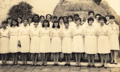 1966: Grupo de Aspirantes e Filhas de Maria, no Valongo. Alzirinha é a primeira à direita