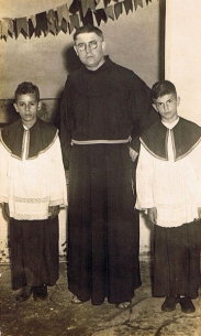 1952: Frei Cosme ladeado pelos coroinhas: (E) José Carlos Menezes e (D) Antonio Carlos Fernandes Nunes (Toninho)