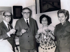 Frei Cosme celebrando com amigos: Quem são eles?