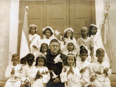 Frei Cosme no meio das crianças: Quando e onde foi tirada esta foto? Quem são?