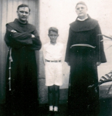 1954: German ladeado pelo vigário Fr. Osmar Dirks e Fr. Cosme no dia da Primeira Comunhão