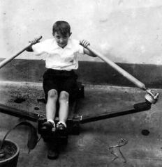 1955: Foto tirada por Fr. Cosme, com German usando o aparelho de remar, onde o frade se exercitava para amenizar os incômodos de sua asma crônica