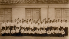 1952: Seminário de Frei Galvão, em Guaratinguetá. Na 1.ª fila (em pé) Ildete é o 8.º da esquerda para a direita.