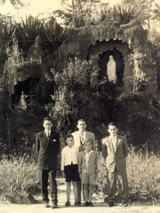 1956: Seminário Frei Galvão em Guaratinguetá/SP No centro os pequenos Joãozinho à direita e o colega de turma German à esquerda, em dia de visita de familiares do primeiro