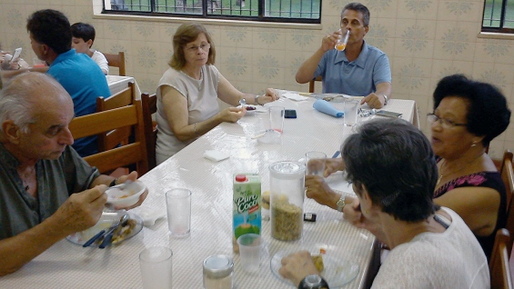 2016: O casal almoçando com amigos no Encontro de Ex-Seminaristas em Agudos. Modesto, de perfil à esquerda e Elza de perfil e óculos à direita.