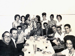 1964: Confraternização de Congregados e Filhas de Maria, em companhia de Frei Celso. Sentados à mesa, do lado direito, da frente para trás, Roberto é o 3.º. O 4.º é o German (Amigo n.º 3). Ao fundo, em pé, a 2.ª da esquerda para a direita é a Alzirinha (Amiga n.º 12).