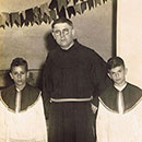 1952: Frei Cosme ladeado pelos coroinhas: (E) José Carlos Menezes e (D) Antonio Carlos Fernandes Nunes (Toninho)