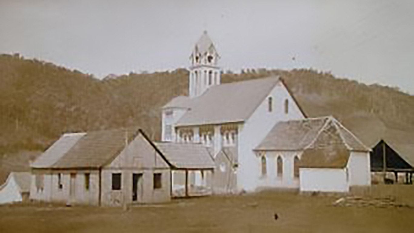 1931: Segunda Igreja - A capela antiga serve como capela mor.
