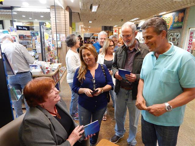 Noite de Autógrafos Entre Amigos